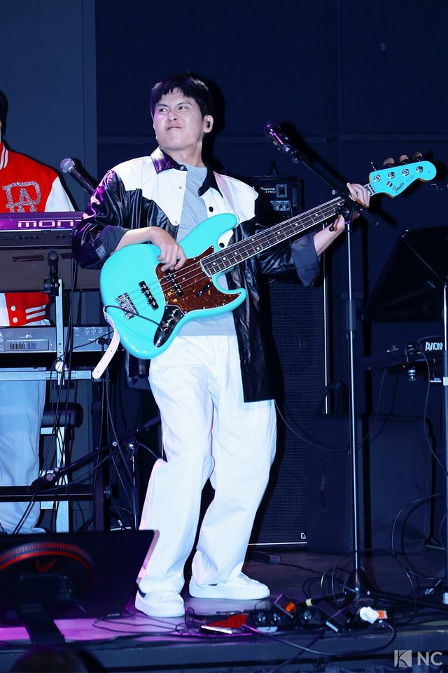 가수홍경민이 12일 오후 서울 종로구 SA홀에서 진행된 첫 번째 디지털 싱글 ‘알고 있잖아’ 발매 기념 쇼케이스에서 타이틀곡 무대를 선보이고 있다. 사진=김규빈 기자