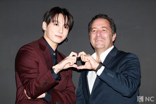 그룹 방탄소년단(BTS) 정국과 줄리앙 토나레 CEO가 12일 오후 서울 강남구 모처에서 진행된 한 스위스 하이엔드 워치 브랜드의 앰버서더 선정 기념 포토콜에서 포즈를 취하고 있다. 사진=김규빈 기자