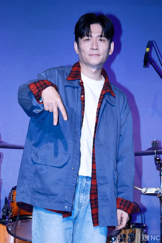 가수 전인혁이 12일 오후 서울 종로구 SA홀에서 진행된 첫 번째 디지털 싱글 ‘알고 있잖아’ 발매 기념 쇼케이스에서 포즈를 취하고 있다. 사진=김규빈 기자