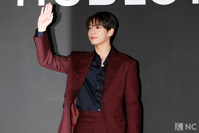 그룹 방탄소년단(BTS) 정국이 12일 오후 서울 강남구 모처에서 진행된 한 스위스 하이엔드 워치 브랜드의 앰버서더 선정 기념 포토콜에서 포즈를 취하고 있다. 사진=김규빈 기자