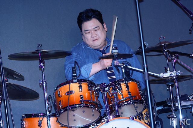 방송인 김준현이 12일 오후 서울 종로구 SA홀에서 진행된 첫 번째 디지털 싱글 ‘알고 있잖아’ 발매 기념 쇼케이스에서 타이틀곡 무대를 선보이고 있다. 사진=김규빈 기자