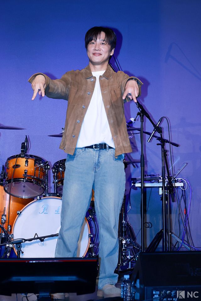 배우 차태현이 12일 오후 서울 종로구 SA홀에서 진행된 첫 번째 디지털 싱글 ‘알고 있잖아’ 발매 기념 쇼케이스에서 포즈를 취하고 있다. 사진=김규빈 기자