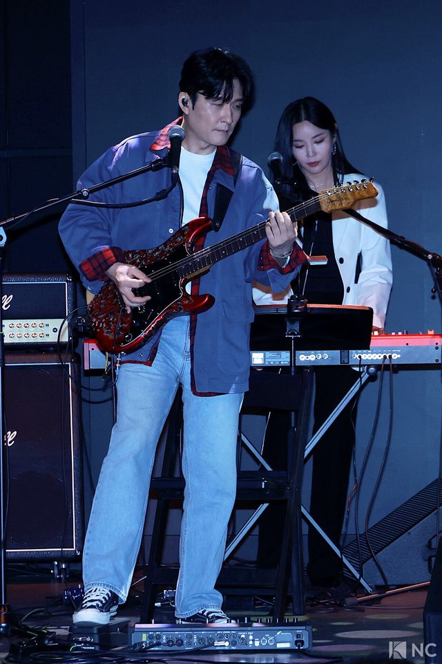 가수 전인혁이 12일 오후 서울 종로구 SA홀에서 진행된 첫 번째 디지털 싱글 ‘알고 있잖아’ 발매 기념 쇼케이스에서 타이틀곡 무대를 선보이고 있다. 사진=김규빈 기자