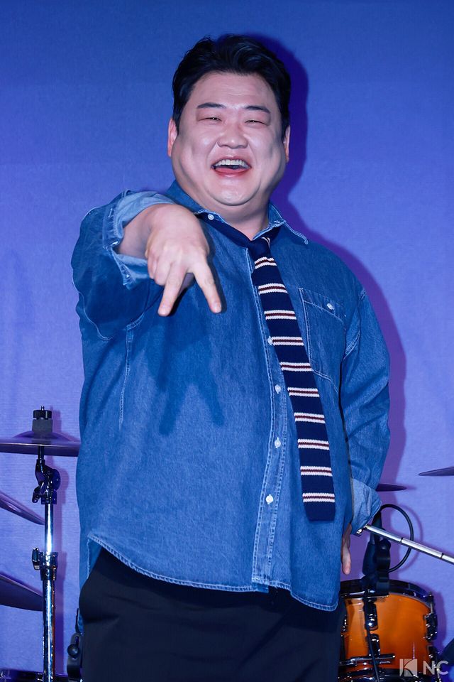 방송인 김준현이 12일 오후 서울 종로구 SA홀에서 진행된 첫 번째 디지털 싱글 ‘알고 있잖아’ 발매 기념 쇼케이스에서 포즈를 취하고 있다. 사진=김규빈 기자