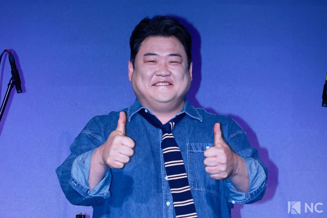 방송인 김준현이 12일 오후 서울 종로구 SA홀에서 진행된 첫 번째 디지털 싱글 ‘알고 있잖아’ 발매 기념 쇼케이스에서 포즈를 취하고 있다. 사진=김규빈 기자