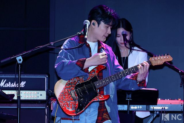 가수 전인혁이 12일 오후 서울 종로구 SA홀에서 진행된 첫 번째 디지털 싱글 ‘알고 있잖아’ 발매 기념 쇼케이스에서 타이틀곡 무대를 선보이고 있다. 사진=김규빈 기자