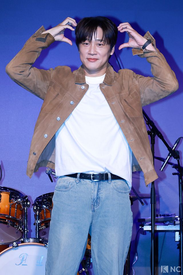 배우 차태현이 12일 오후 서울 종로구 SA홀에서 진행된 첫 번째 디지털 싱글 ‘알고 있잖아’ 발매 기념 쇼케이스에서 포즈를 취하고 있다. 사진=김규빈 기자