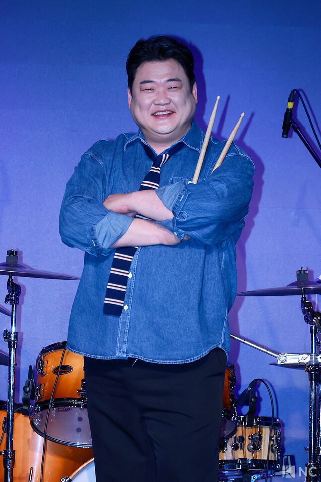 방송인 김준현이 12일 오후 서울 종로구 SA홀에서 진행된 첫 번째 디지털 싱글 ‘알고 있잖아’ 발매 기념 쇼케이스에서 포즈를 취하고 있다. 사진=김규빈 기자