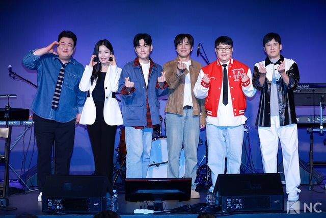 아묻따밴드 김준현, 조정민, 전인혁, 차태현, 조영수, 홍경민이 12일 오후 서울 종로구 SA홀에서 진행된 첫 번째 디지털 싱글 ‘알고 있잖아’ 발매 기념 쇼케이스에서 포즈를 취하고 있다. 사진=김규빈 기자