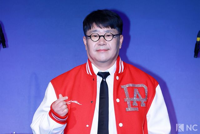 작곡가 조영수가 12일 오후 서울 종로구 SA홀에서 진행된 첫 번째 디지털 싱글 ‘알고 있잖아’ 발매 기념 쇼케이스에서 포즈를 취하고 있다. 사진=김규빈 기자