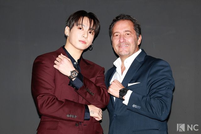 그룹 방탄소년단(BTS) 정국과 줄리앙 토나레 CEO가 12일 오후 서울 강남구 모처에서 진행된 한 스위스 하이엔드 워치 브랜드의 앰버서더 선정 기념 포토콜에서 포즈를 취하고 있다. 사진=김규빈 기자