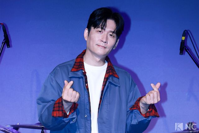 가수 전인혁이 12일 오후 서울 종로구 SA홀에서 진행된 첫 번째 디지털 싱글 ‘알고 있잖아’ 발매 기념 쇼케이스에서 포즈를 취하고 있다. 사진=김규빈 기자