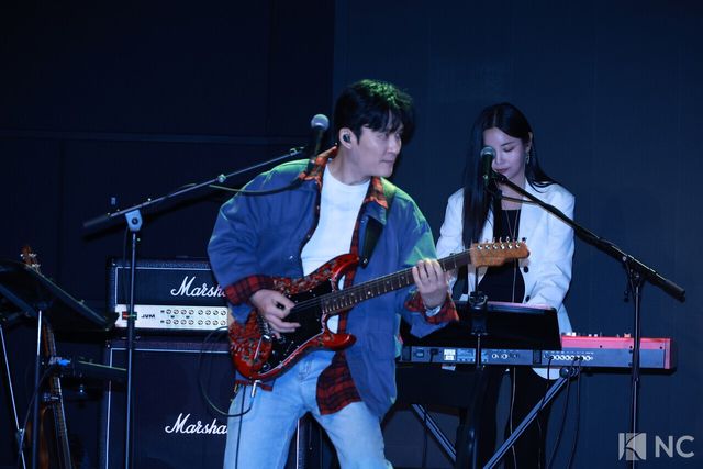 가수 전인혁이 12일 오후 서울 종로구 SA홀에서 진행된 첫 번째 디지털 싱글 ‘알고 있잖아’ 발매 기념 쇼케이스에서 타이틀곡 무대를 선보이고 있다. 사진=김규빈 기자