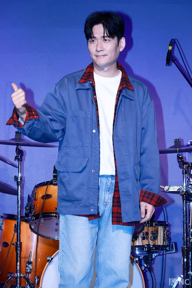 가수 전인혁이 12일 오후 서울 종로구 SA홀에서 진행된 첫 번째 디지털 싱글 ‘알고 있잖아’ 발매 기념 쇼케이스에서 포즈를 취하고 있다. 사진=김규빈 기자