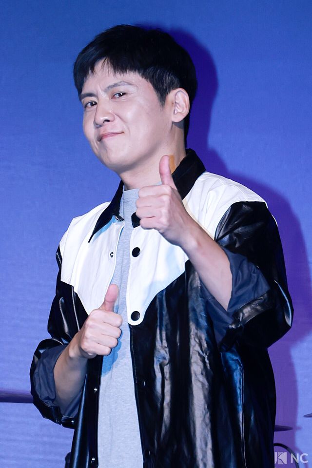 가수 홍경민이 12일 오후 서울 종로구 SA홀에서 진행된 첫 번째 디지털 싱글 ‘알고 있잖아’ 발매 기념 쇼케이스에서 포즈를 취하고 있다. 사진=김규빈 기자