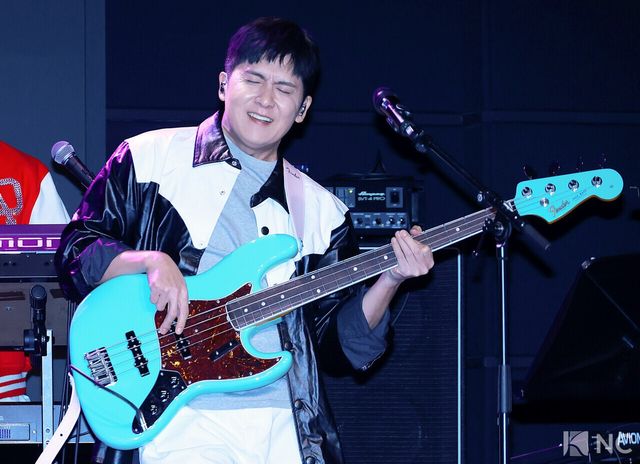 가수 홍경민이 12일 오후 서울 종로구 SA홀에서 진행된 첫 번째 디지털 싱글 ‘알고 있잖아’ 발매 기념 쇼케이스에서 타이틀곡 무대를 선보이고 있다. 사진=김규빈 기자