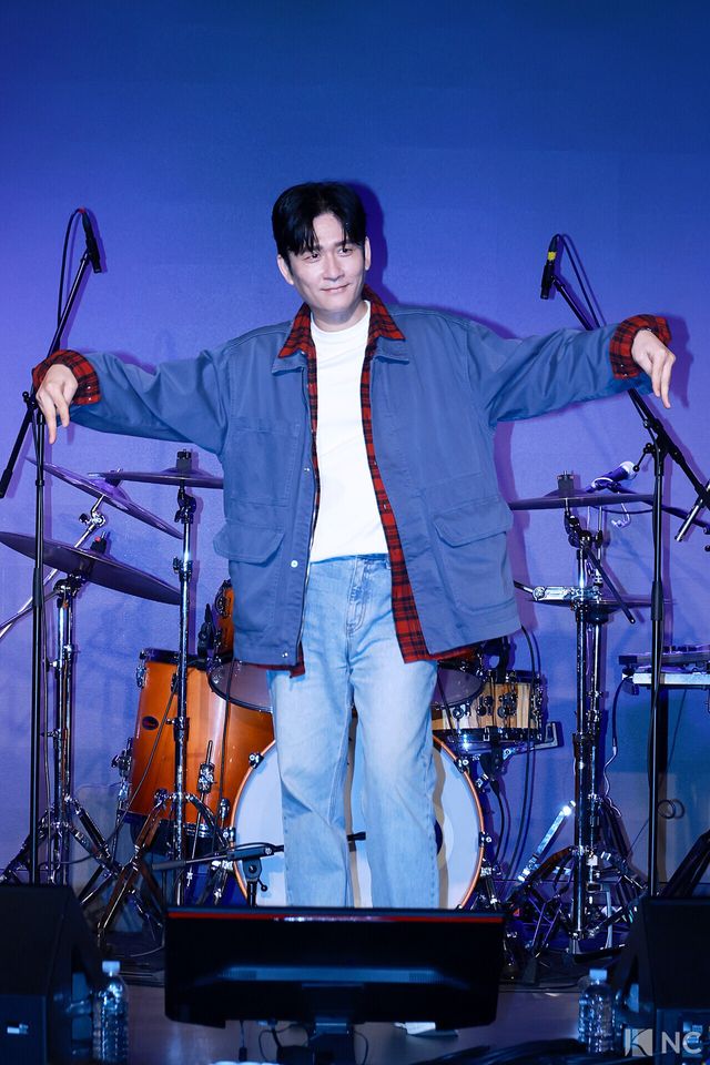 가수 전인혁이 12일 오후 서울 종로구 SA홀에서 진행된 첫 번째 디지털 싱글 ‘알고 있잖아’ 발매 기념 쇼케이스에서 포즈를 취하고 있다. 사진=김규빈 기자