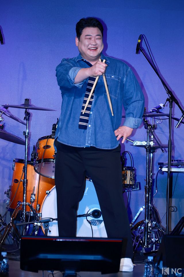 방송인 김준현이 12일 오후 서울 종로구 SA홀에서 진행된 첫 번째 디지털 싱글 ‘알고 있잖아’ 발매 기념 쇼케이스에서 포즈를 취하고 있다. 사진=김규빈 기자