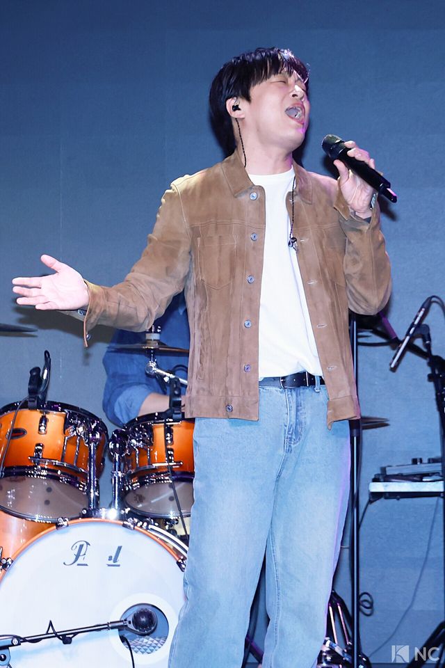 배우 차태현이 12일 오후 서울 종로구 SA홀에서 진행된 첫 번째 디지털 싱글 ‘알고 있잖아’ 발매 기념 쇼케이스에서 타이틀곡 무대를 선보이고 있다. 사진=김규빈 기자