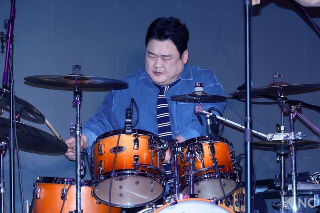 방송인 김준현이 12일 오후 서울 종로구 SA홀에서 진행된 첫 번째 디지털 싱글 ‘알고 있잖아’ 발매 기념 쇼케이스에서 타이틀곡 무대를 선보이고 있다. 사진=김규빈 기자