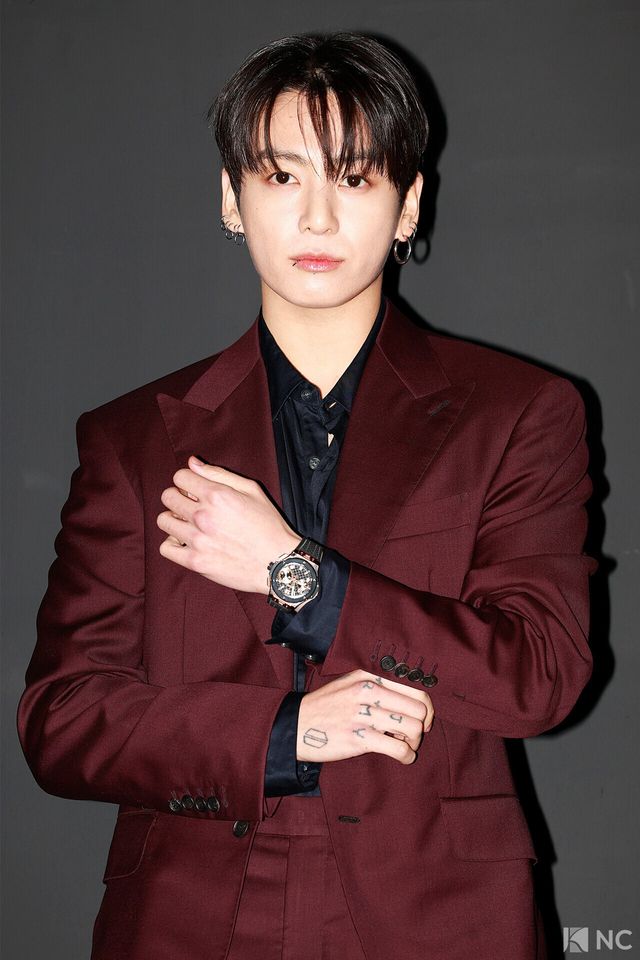 그룹 방탄소년단(BTS) 정국이 12일 오후 서울 강남구 모처에서 진행된 한 스위스 하이엔드 워치 브랜드의 앰버서더 선정 기념 포토콜에서 포즈를 취하고 있다. 사진=김규빈 기자