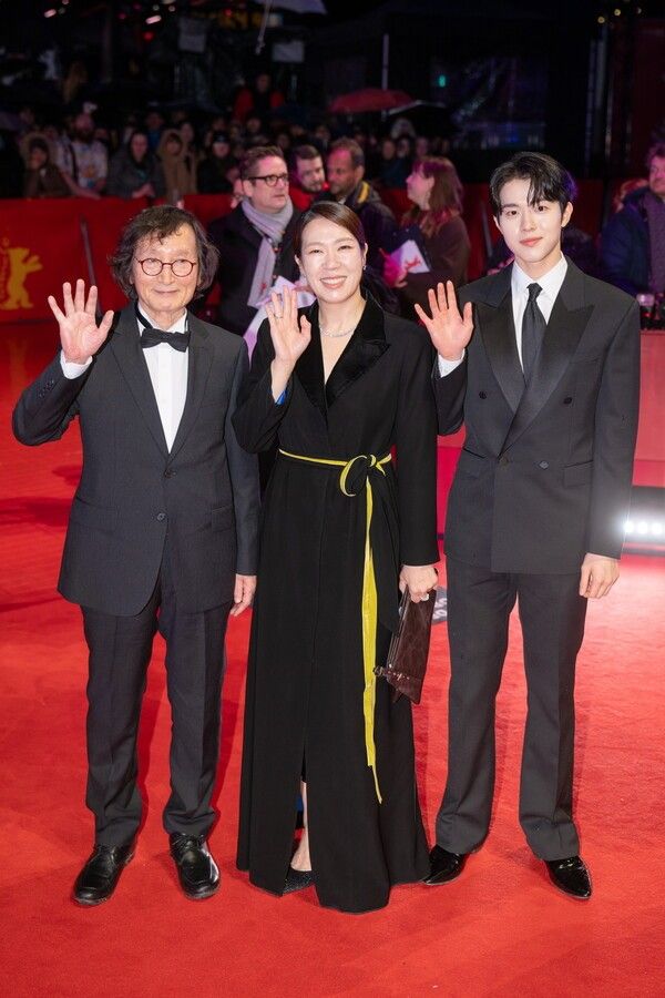 제76회 베를린국제영화제 레드카펫에 선 '내 이름은' 정지영 감독, 염혜란, 신우빈. 사진=렛츠필름/아우라픽처스