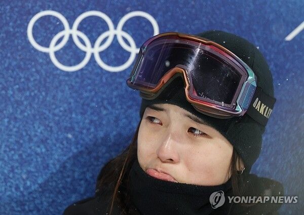12일(현지시간) 이탈리아 리비뇨 스노파크에서 열린 2026 밀라노-코르티나담페초 동계올림픽 스노보드 여자 하프파이프 결승에서 최가온이 3차시기 성적을 기다리며 눈물을 흘리고 있다. 2026.2.13. 사진=연합뉴스