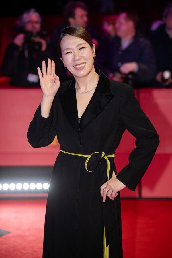제76회 베를린국제영화제 레드카펫에 등장한 배우 염혜란. 사진=렛츠필름/아우라픽처스