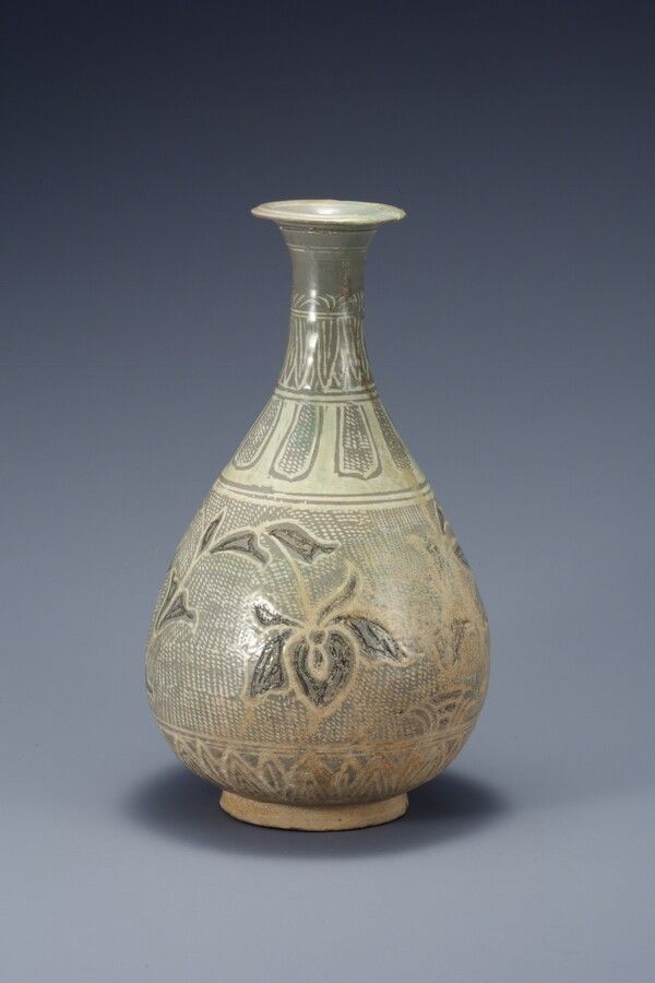 '분청사기 상감 연꽃 넝쿨무늬 병'. 사진=국립중앙박물관