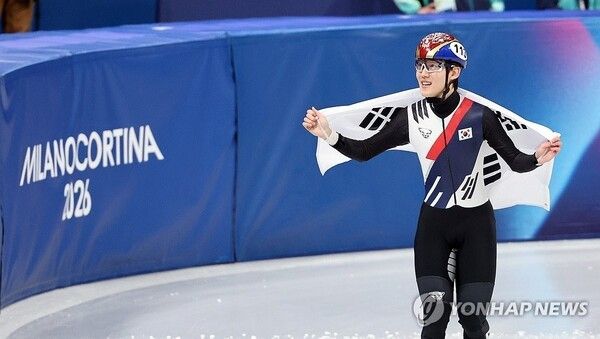 12일(현지시간) 이탈리아 밀라노 아이스스케이팅 아레나에서 열린 2026 밀라노ㆍ코르티나담페초 동계올림픽 쇼트트랙 남자 1,000m 결승에서 동메달을 획득한 한국 임종언이 태극기를 들고 기뻐하고 있다. 2026.2.13. 사진=연합뉴스