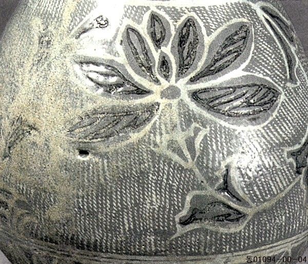 '분청사기 상감 연꽃 넝쿨무늬 병'. 사진=국립중앙박물관