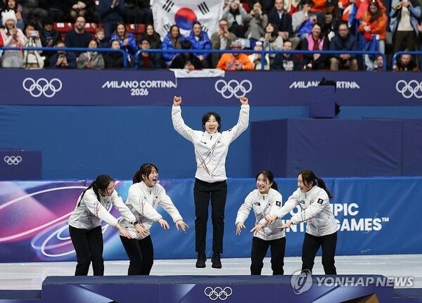 18일(현지시간) 이탈리아 밀라노 아이스스케이팅 아레나에서 열린 2026 밀라노-코르티나담페초 동계올림픽 쇼트트랙 여자 3000m 계주 결승에서 금메달을 따낸 한국 선수들이 시상대에 오르고 있다. 오른쪽부터 최민정, 김길리, 이소연, 노도희, 심석희. 2026.2.19. 사진=연합뉴스