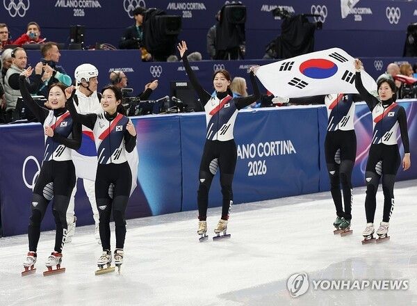 18일(현지시간) 이탈리아 밀라노 아이스스케이팅 아레나에서 열린 2026 밀라노-코르티나담페초 동계올림픽 쇼트트랙 여자 3000m 계주 결승에서 금메달을 따낸 한국 선수들이 세리머니를 하고 있다. 2026.2.19. 사진=연합뉴스