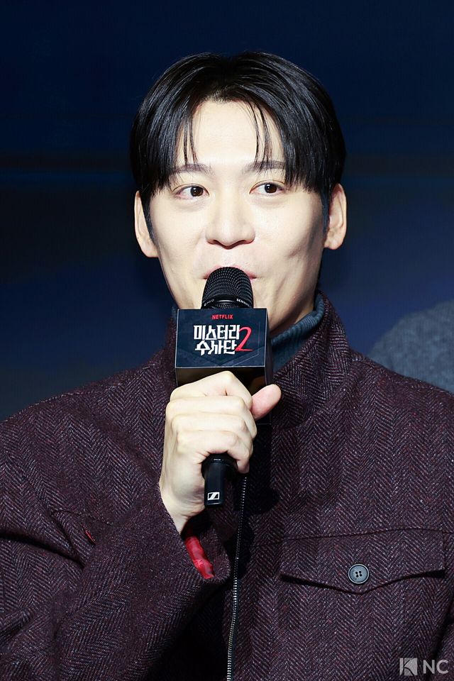 가수 존박이 19일 오전 서울 마포구 호텔 나루 서울 엠갤러리에서 진행된 넷플릭스 예능 ‘미스터리 수사단’ 시즌 2 제작발표회에서 소감을 말하고 있다. 사진=김규빈 기자