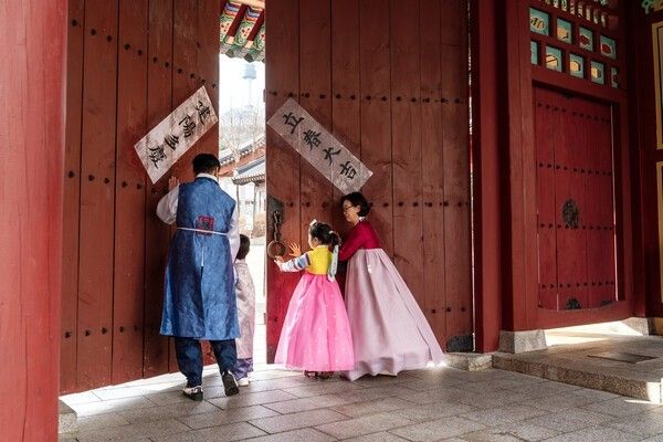 入春帖行事。写真=南山コル韓屋村