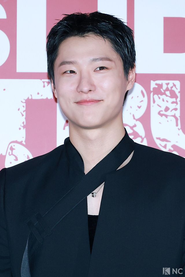 가수 우즈(WOODZ)가 20일 오후 서울 용산구 CGV 용산아이파크몰에서 진행된 영화 ‘슬라이드 스트럼 뮤트’(감독 박세영) 언론 시사회 및 기자간담회에서 포즈를 취하고 있다. 사진=김규빈 기자