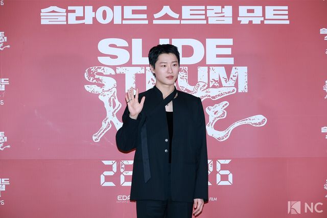 가수 우즈(WOODZ)가 20일 오후 서울 용산구 CGV 용산아이파크몰에서 진행된 영화 ‘슬라이드 스트럼 뮤트’(감독 박세영) 언론 시사회 및 기자간담회에서 포즈를 취하고 있다. 사진=김규빈 기자