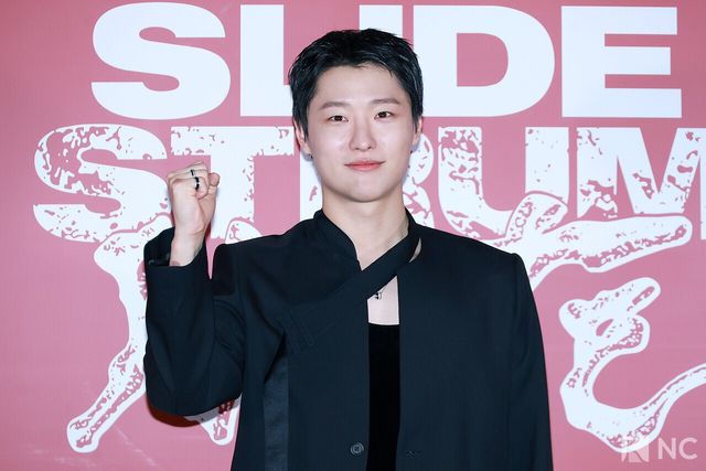 가수 우즈(WOODZ)가 20일 오후 서울 용산구 CGV 용산아이파크몰에서 진행된 영화 ‘슬라이드 스트럼 뮤트’(감독 박세영) 언론 시사회 및 기자간담회에서 포즈를 취하고 있다. 사진=김규빈 기자