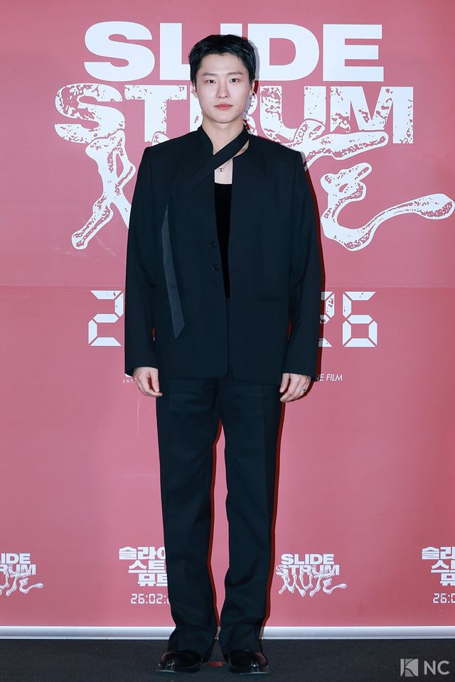 가수 우즈(WOODZ)가 20일 오후 서울 용산구 CGV 용산아이파크몰에서 진행된 영화 ‘슬라이드 스트럼 뮤트’(감독 박세영) 언론 시사회 및 기자간담회에서 포즈를 취하고 있다. 사진=김규빈 기자