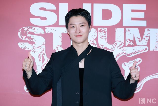 가수 우즈(WOODZ)가 20일 오후 서울 용산구 CGV 용산아이파크몰에서 진행된 영화 ‘슬라이드 스트럼 뮤트’(감독 박세영) 언론 시사회 및 기자간담회에서 포즈를 취하고 있다. 사진=김규빈 기자