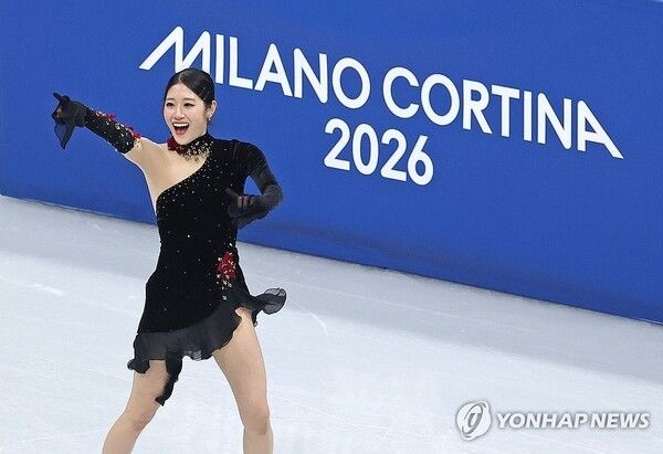 이해인이 19일(현지시간) 이탈리아 밀라노 아이스스케이팅 아레나에서 열린 2026 밀라노-코르티나담페초 동계올림픽 여자 싱글 프리 스케이팅에 출전, 연기를 마친 뒤 관중석을 향해 인사하고 있다. 2026.2.20. 사진=연합뉴스