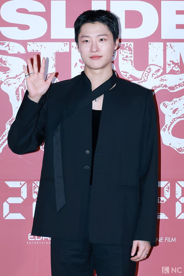 가수 우즈(WOODZ)가 20일 오후 서울 용산구 CGV 용산아이파크몰에서 진행된 영화 ‘슬라이드 스트럼 뮤트’(감독 박세영) 언론 시사회 및 기자간담회에서 포즈를 취하고 있다. 사진=김규빈 기자