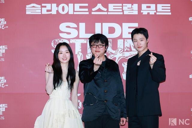 배우 정회린, 박세영 감독, 가수 우즈가 20일 오후 서울 용산구 CGV 용산아이파크몰에서 진행된 영화 ‘슬라이드 스트럼 뮤트’(감독 박세영) 언론 시사회 및 기자간담회에서 포즈를 취하고 있다. 사진=김규빈 기자