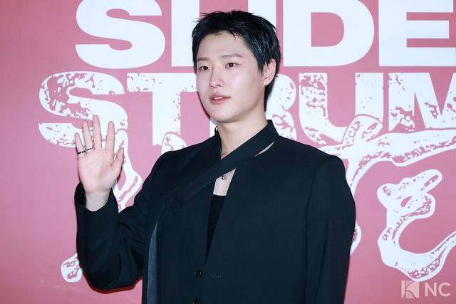 가수 우즈(WOODZ)가 20일 오후 서울 용산구 CGV 용산아이파크몰에서 진행된 영화 ‘슬라이드 스트럼 뮤트’(감독 박세영) 언론 시사회 및 기자간담회에서 포즈를 취하고 있다. 사진=김규빈 기자