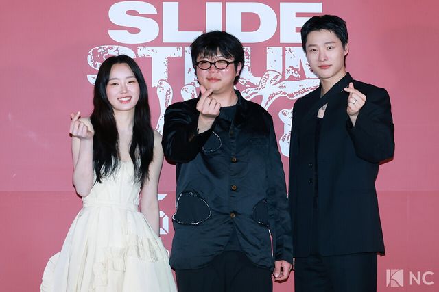 배우 정회린, 박세영 감독, 가수 우즈가 20일 오후 서울 용산구 CGV 용산아이파크몰에서 진행된 영화 ‘슬라이드 스트럼 뮤트’(감독 박세영) 언론 시사회 및 기자간담회에서 포즈를 취하고 있다. 사진=김규빈 기자