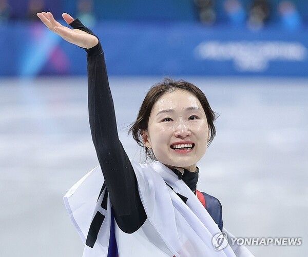 20일(현지시간) 이탈리아 밀라노 아이스스케이팅 아레나에서 열린 2026 밀라노ㆍ코르티나담페초 동계올림픽 쇼트트랙 여자 1,500m 결승에서 은메달을 획득한 최민정이 태극기를 들고 트랙을 돌고 있다.&nbsp;2026.2.21. 사진=연합뉴스