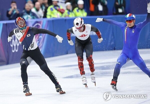 20일(현지시간) 이탈리아 밀라노 아이스스케이팅 아레나에서 열린 2026 밀라노ㆍ코르티나담페초 동계올림픽 쇼트트랙 남자 5,000m 계주 결승에서 마지막 주자 황대헌이 2위로 결승선을 통과하고 있다. 2026.2.21. 사진=연합뉴스