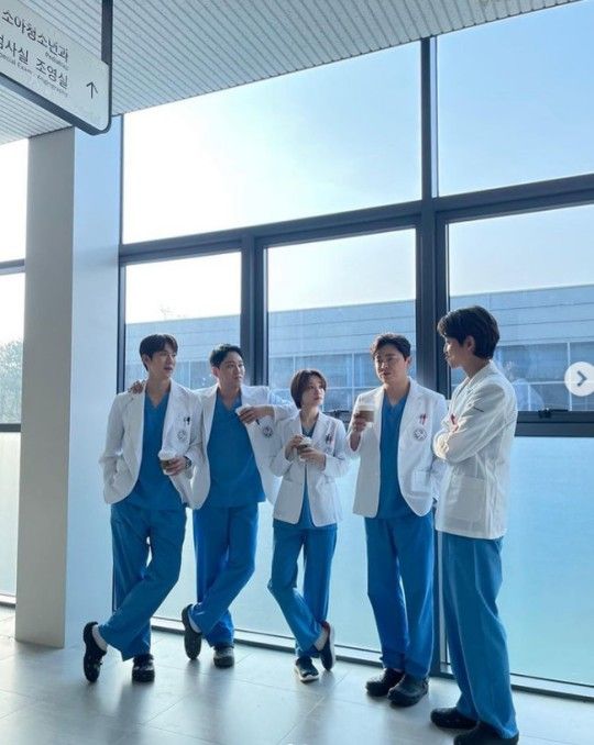 '슬기로운 의사생활' 배우들. 사진=정경호 인스타그램