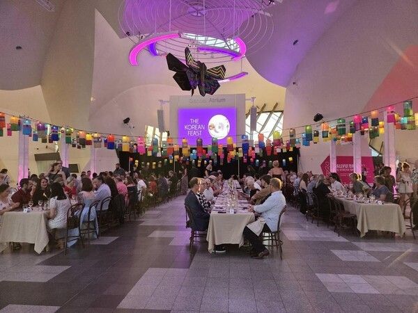 「한국의 빛-진주실크등」호주국립박물관 현장 사진=진주시 제공