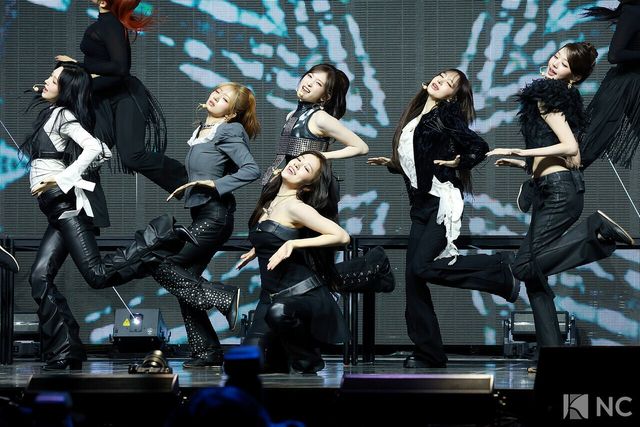 그룹 아이브(IVE)가 23일 오후 서울 광진구 예스24 라이브홀에서 진행된 정규 2집 ‘리바이브 플러스(REVIVE +)’ 발매 기념 미디어 쇼케이스에서 타이틀곡 무대를 선보이고 있다. 사진=김규빈 기자